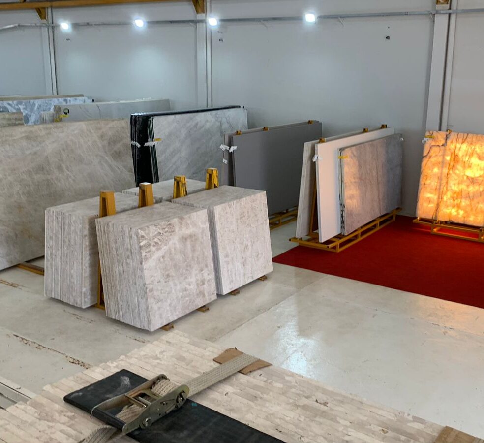 Showroom da ROC Rochas Naturais em Uberlândia com chapas de mármore e quartzito